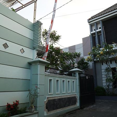 Hotel Oyo Life 93045 Kost Putra Bu Ketut Lumajang Exterior foto