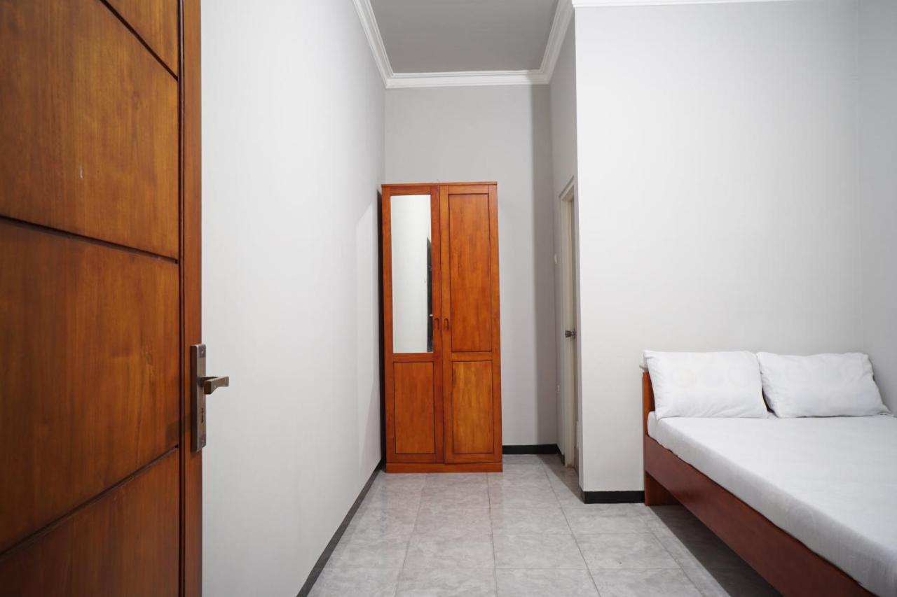 Hotel Oyo Life 93045 Kost Putra Bu Ketut Lumajang Exterior foto