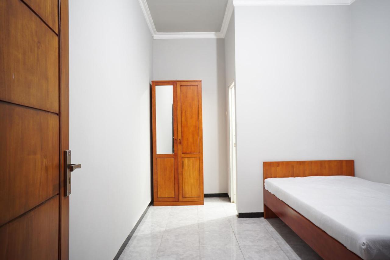 Hotel Oyo Life 93045 Kost Putra Bu Ketut Lumajang Exterior foto