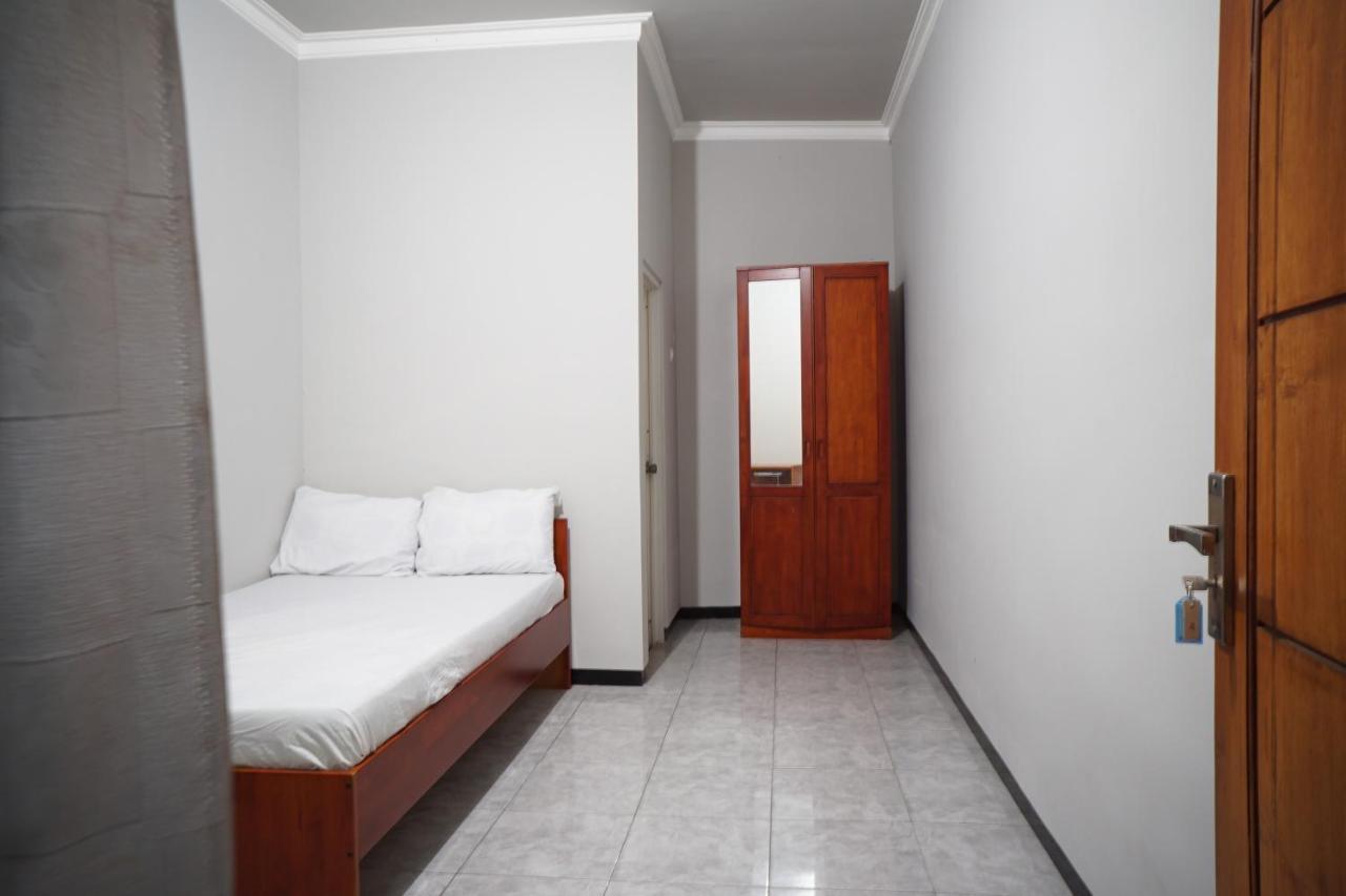 Hotel Oyo Life 93045 Kost Putra Bu Ketut Lumajang Exterior foto