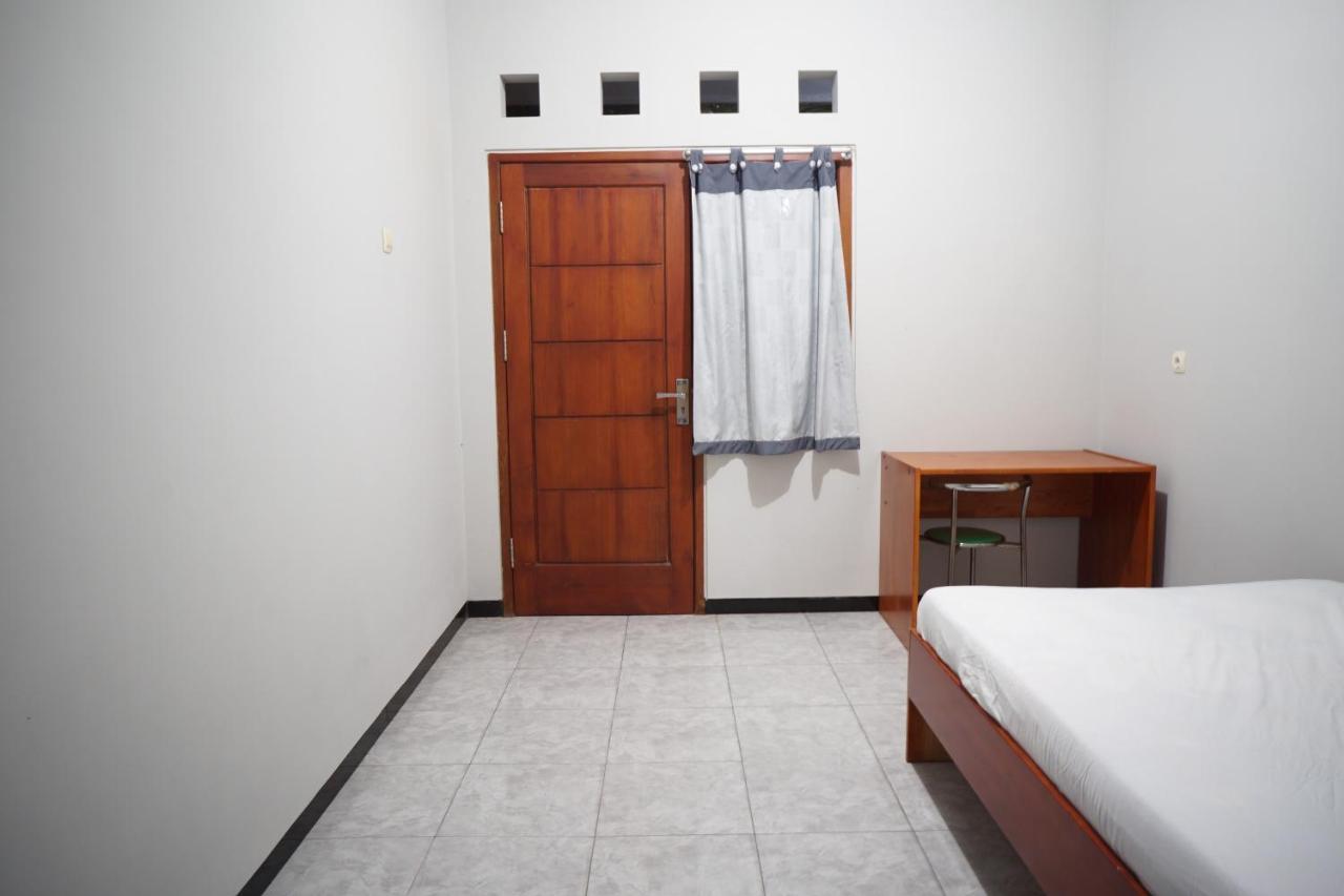 Hotel Oyo Life 93045 Kost Putra Bu Ketut Lumajang Exterior foto