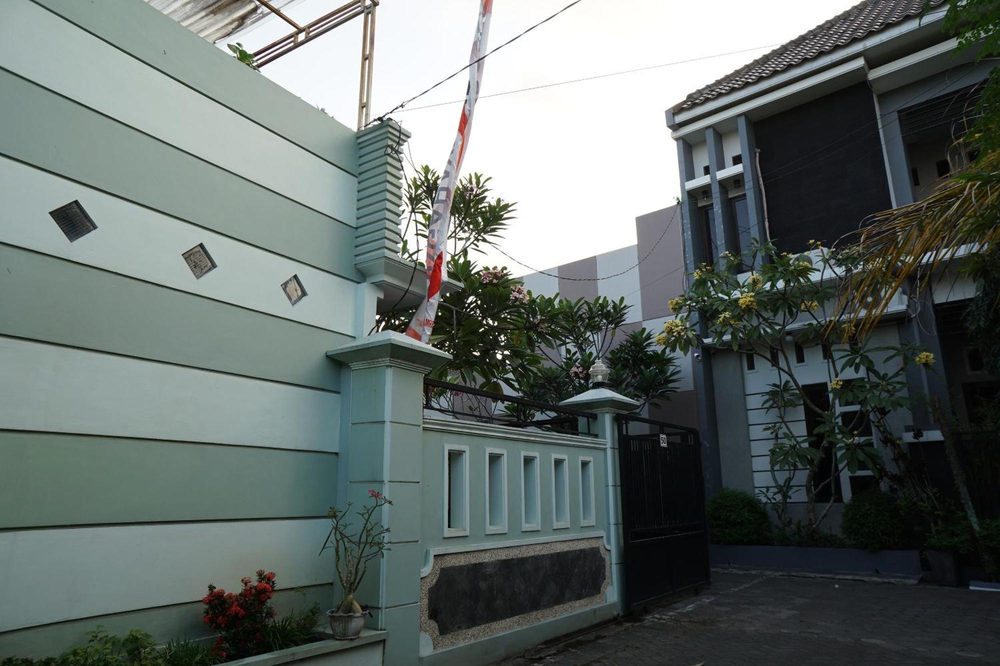 Hotel Oyo Life 93045 Kost Putra Bu Ketut Lumajang Exterior foto