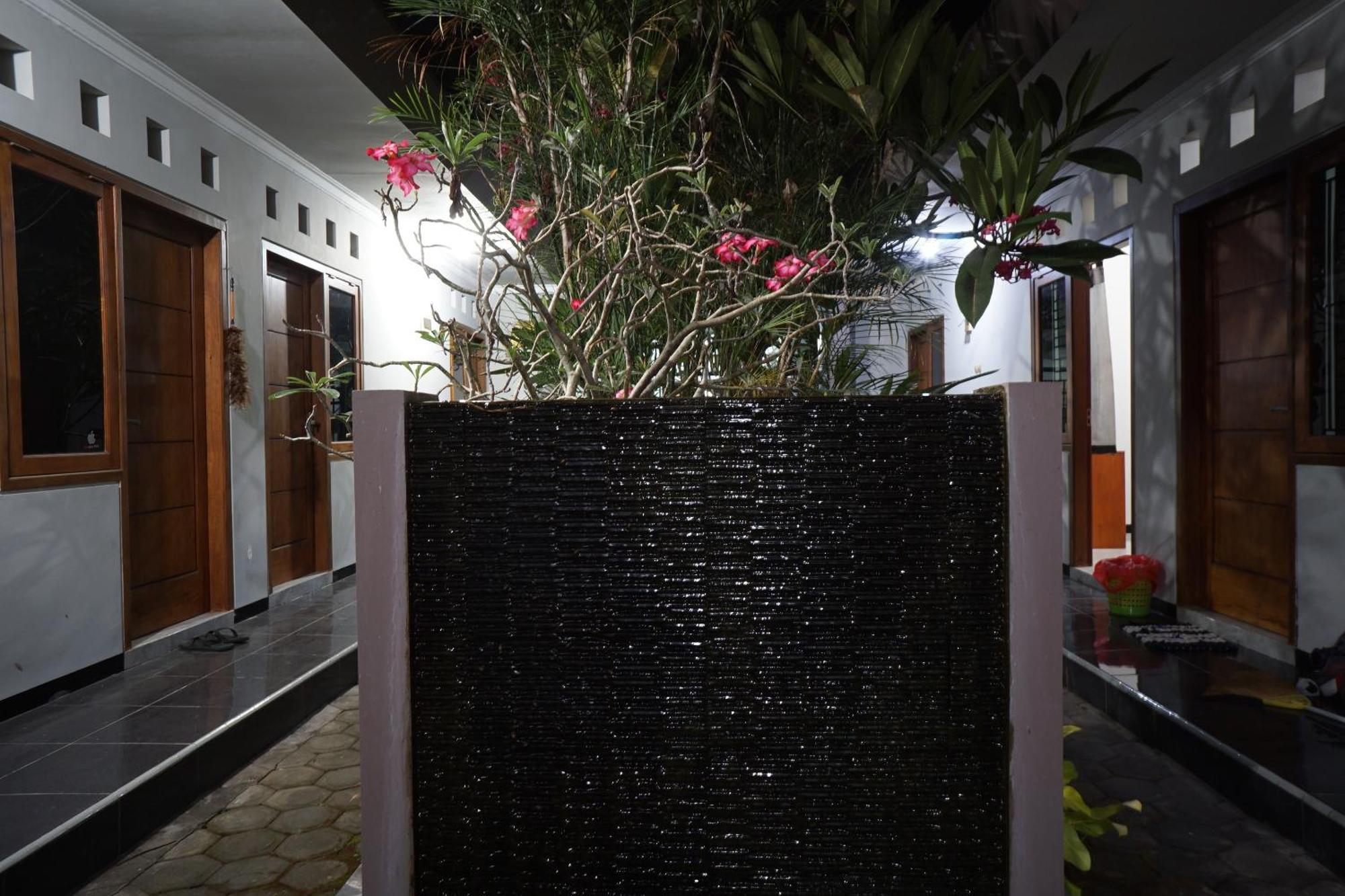 Hotel Oyo Life 93045 Kost Putra Bu Ketut Lumajang Exterior foto