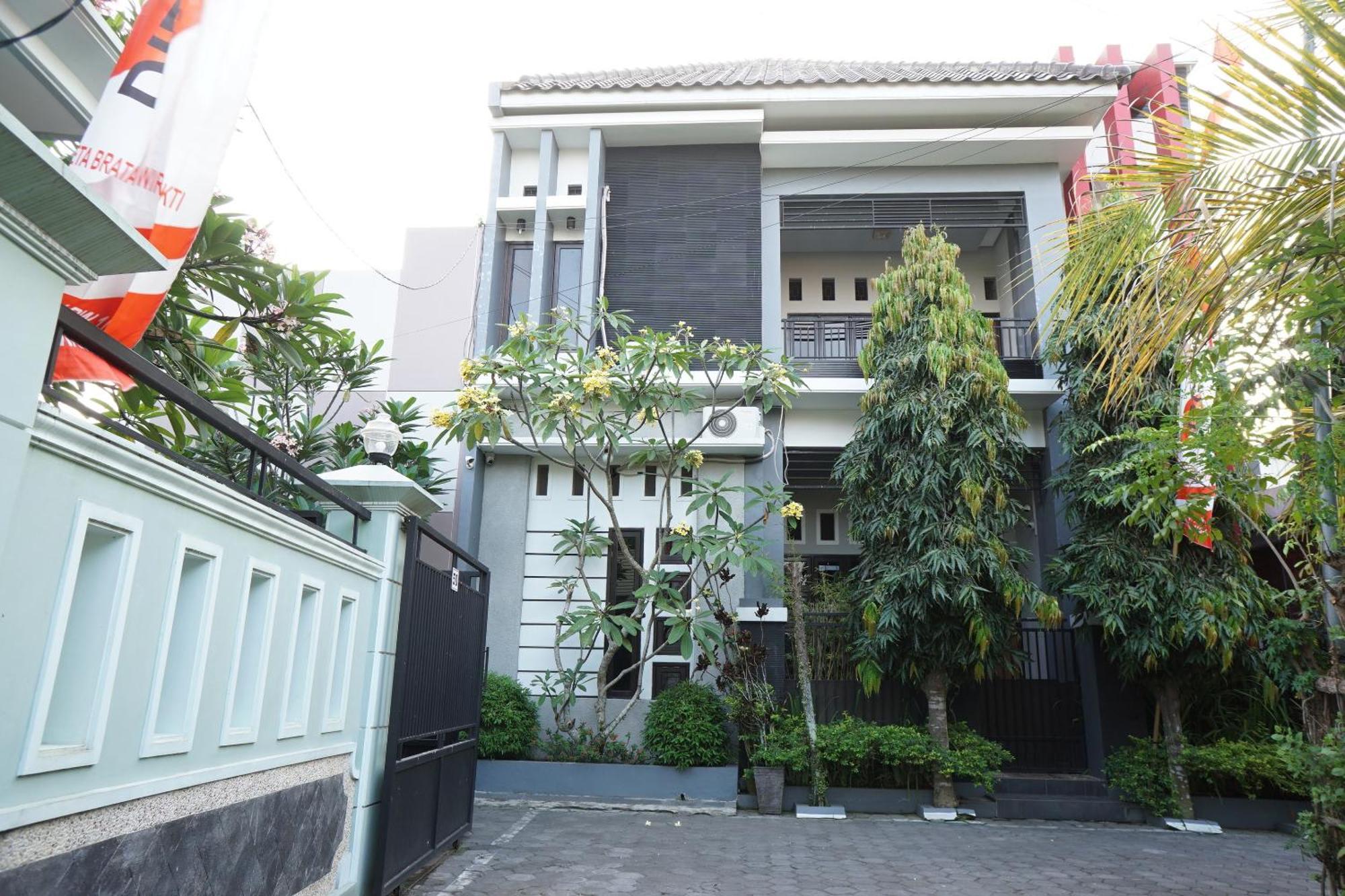 Hotel Oyo Life 93045 Kost Putra Bu Ketut Lumajang Exterior foto