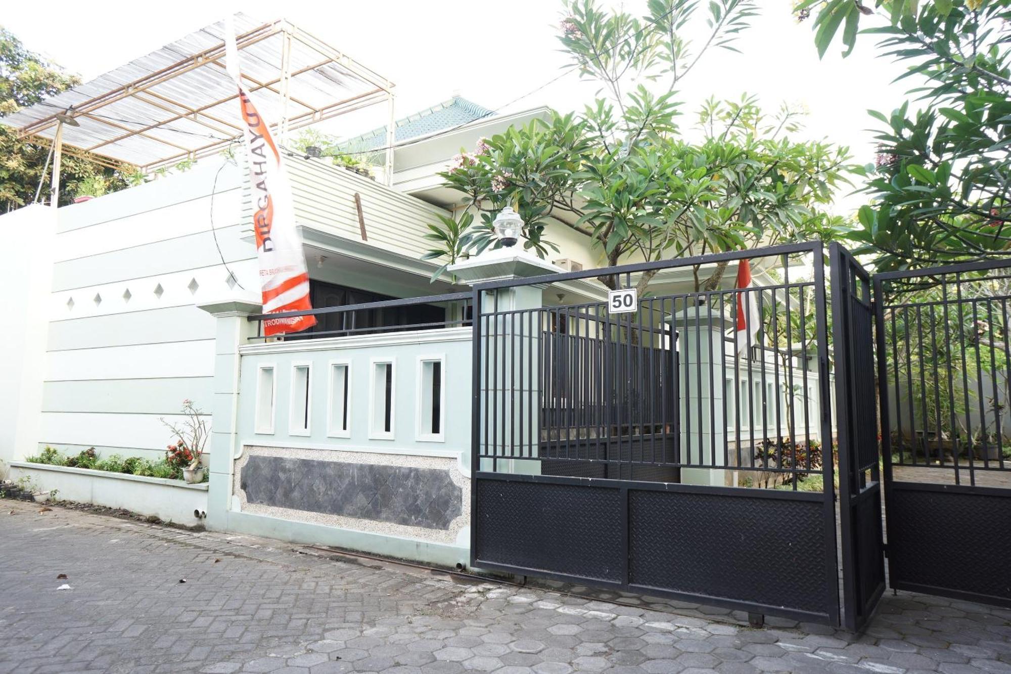 Hotel Oyo Life 93045 Kost Putra Bu Ketut Lumajang Exterior foto