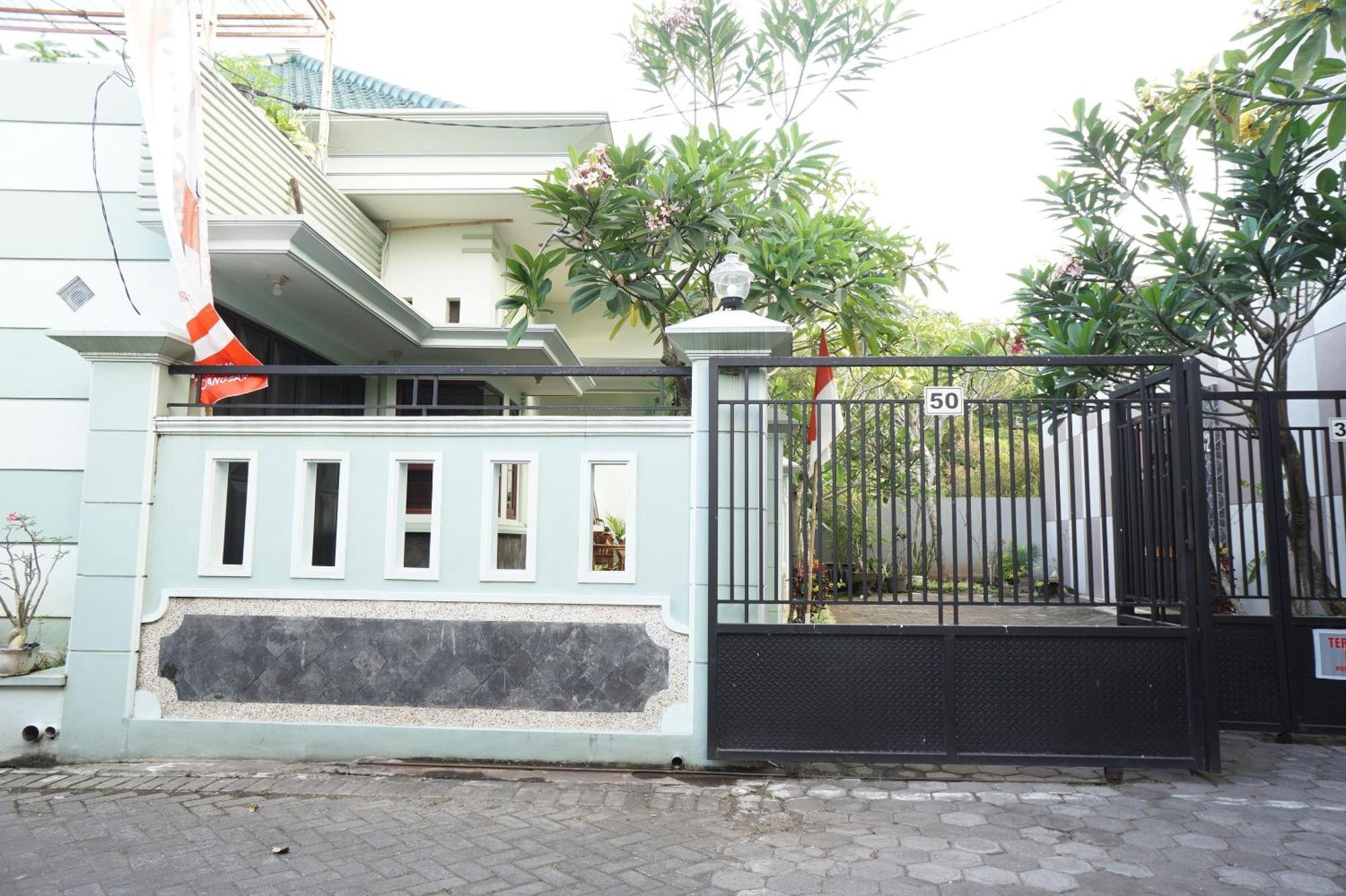 Hotel Oyo Life 93045 Kost Putra Bu Ketut Lumajang Exterior foto